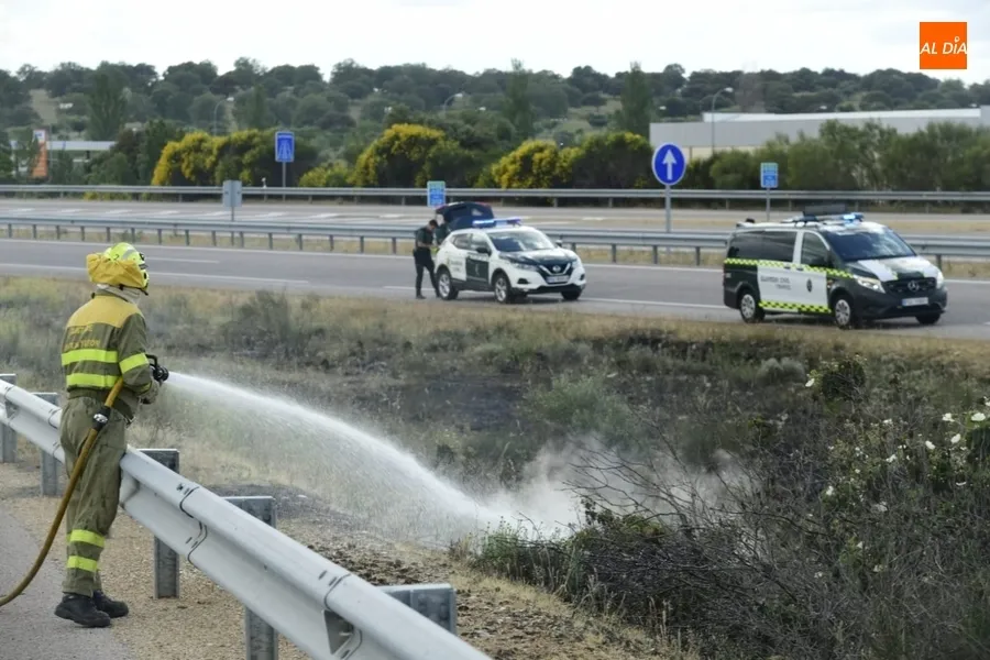 Foto 3 - Registrado un incendio junto a la A-62 a la altura de Sancti-Sp&iacute;ritus