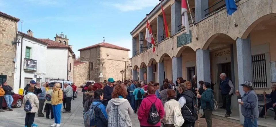 Foto 10 - Nuevo d&iacute;a de convivencia entre pueblos adentr&aacute;ndose incluso en las minas de Navasfr&iacute;as
