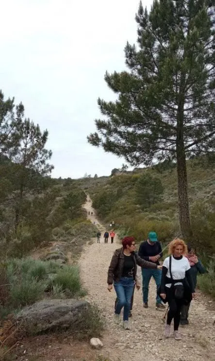 Foto 3 - Nuevo d&iacute;a de convivencia entre pueblos adentr&aacute;ndose incluso en las minas de Navasfr&iacute;as