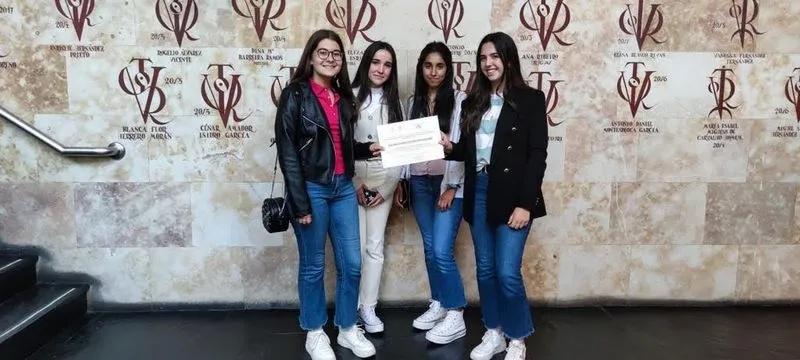 Foto 7 - Nadia Barbero y Jimena Gonz&aacute;lez, del San Juan Bosco, obtienen el primer premio en el 'Geoconcurso'