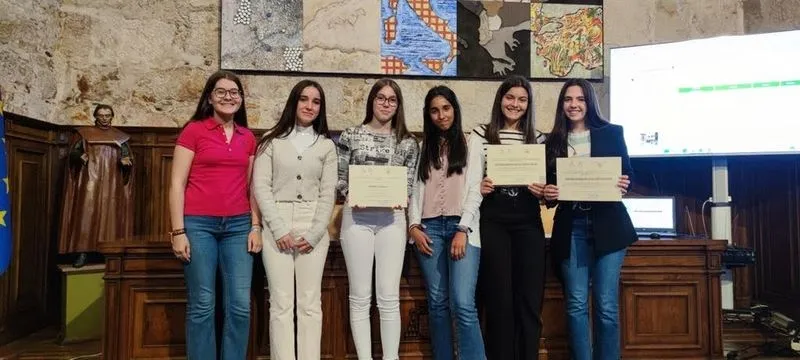 Foto 6 - Nadia Barbero y Jimena Gonz&aacute;lez, del San Juan Bosco, obtienen el primer premio en el 'Geoconcurso'