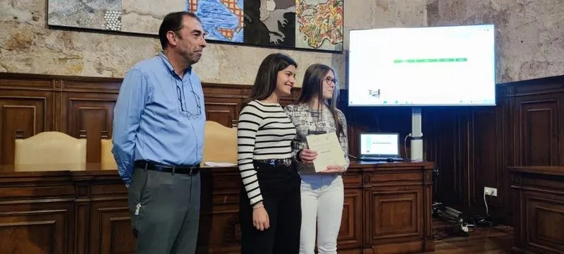 Foto 3 - Nadia Barbero y Jimena Gonz&aacute;lez, del San Juan Bosco, obtienen el primer premio en el 'Geoconcurso'