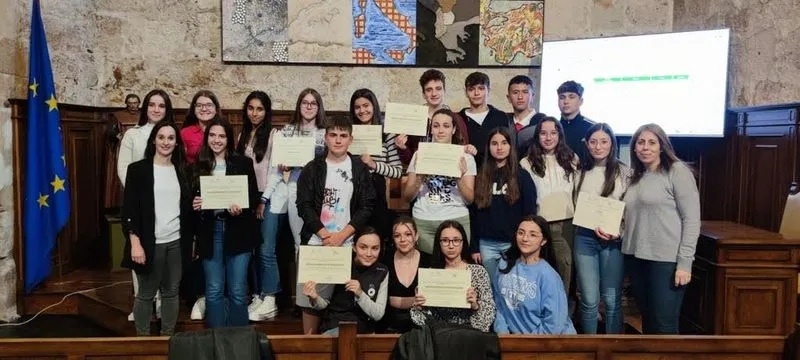 Foto 2 - Nadia Barbero y Jimena Gonz&aacute;lez, del San Juan Bosco, obtienen el primer premio en el 'Geoconcurso'