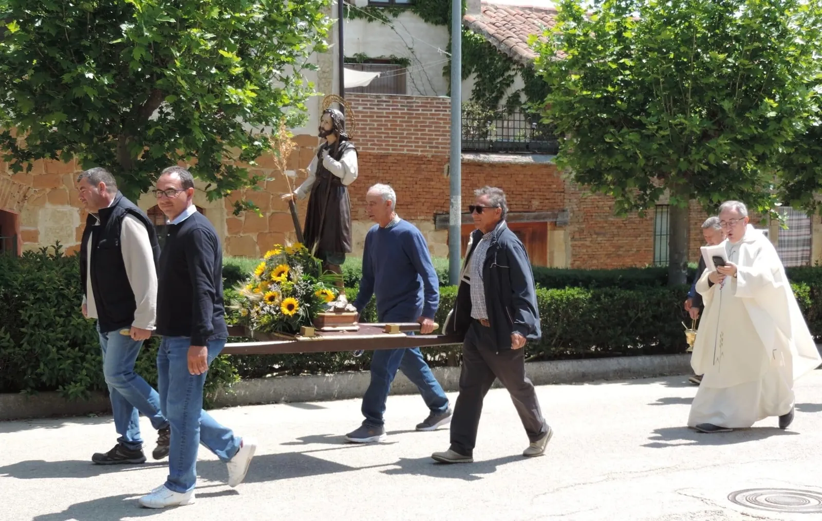 Aldearrubia celebraba este lunes a San Isidro con misa, procesión y paellada