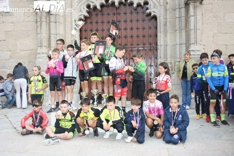 Foto 9 - Macotera se llena de ambiente, familias y deporte para vivir el II Trofeo escuelas Copa Castilla y Le&oacute;n de ciclismo