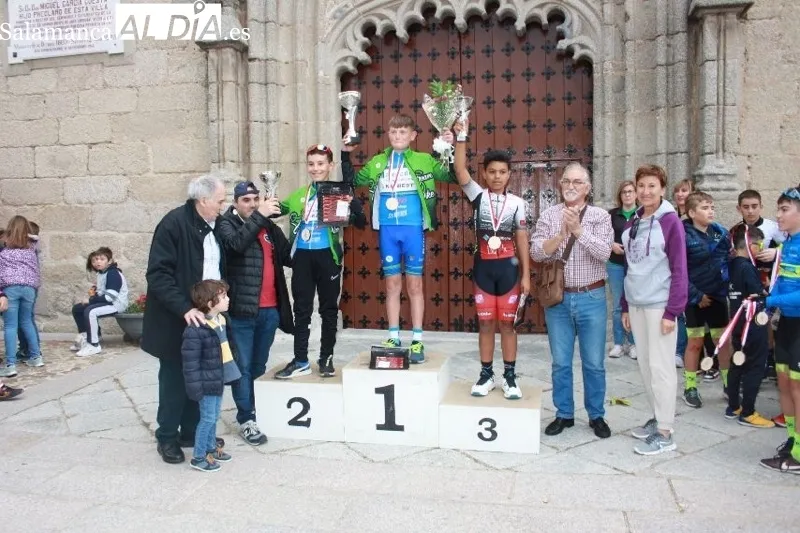 Foto 8 - Macotera se llena de ambiente, familias y deporte para vivir el II Trofeo escuelas Copa Castilla y Le&oacute;n de ciclismo
