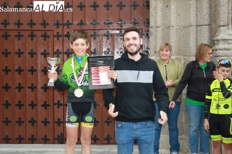 Foto 7 - Macotera se llena de ambiente, familias y deporte para vivir el II Trofeo escuelas Copa Castilla y Le&oacute;n de ciclismo