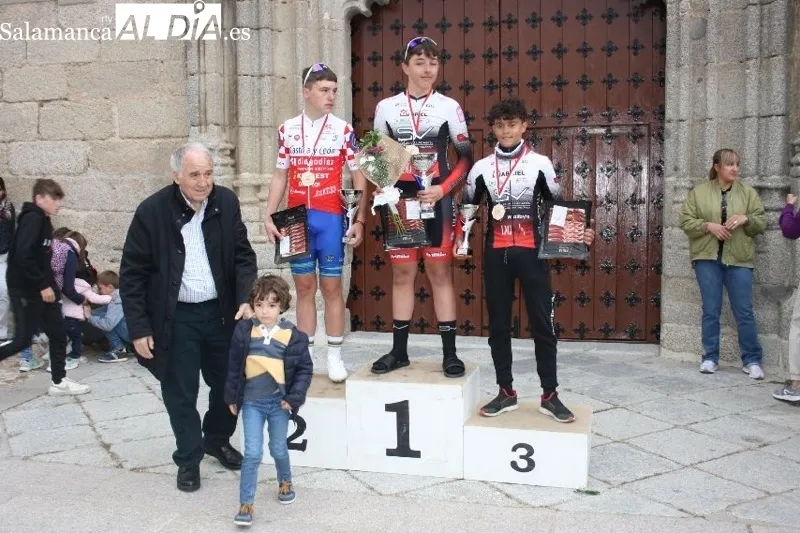 Foto 6 - Macotera se llena de ambiente, familias y deporte para vivir el II Trofeo escuelas Copa Castilla y Le&oacute;n de ciclismo
