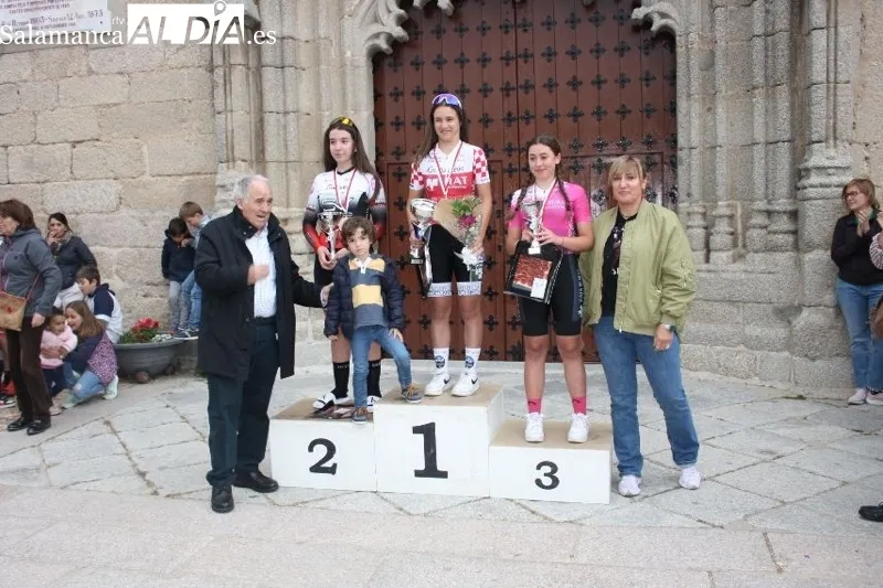 Foto 5 - Macotera se llena de ambiente, familias y deporte para vivir el II Trofeo escuelas Copa Castilla y Le&oacute;n de ciclismo