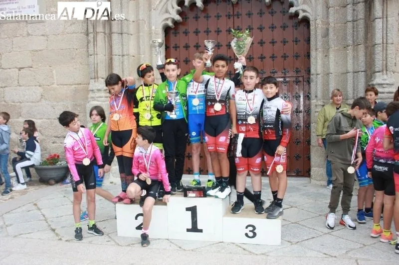 Foto 4 - Macotera se llena de ambiente, familias y deporte para vivir el II Trofeo escuelas Copa Castilla y Le&oacute;n de ciclismo