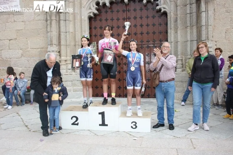 Foto 3 - Macotera se llena de ambiente, familias y deporte para vivir el II Trofeo escuelas Copa Castilla y Le&oacute;n de ciclismo