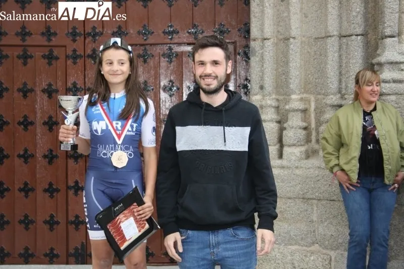 Foto 2 - Macotera se llena de ambiente, familias y deporte para vivir el II Trofeo escuelas Copa Castilla y Le&oacute;n de ciclismo