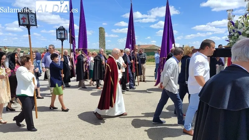 Procesión de subida y bendición de campos de Santa Cruz en San Felices de los Gallegos / CORRAL