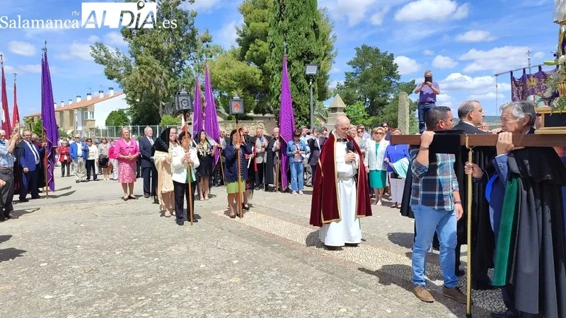 Procesión de subida y bendición de campos de Santa Cruz en San Felices de los Gallegos / CORRAL