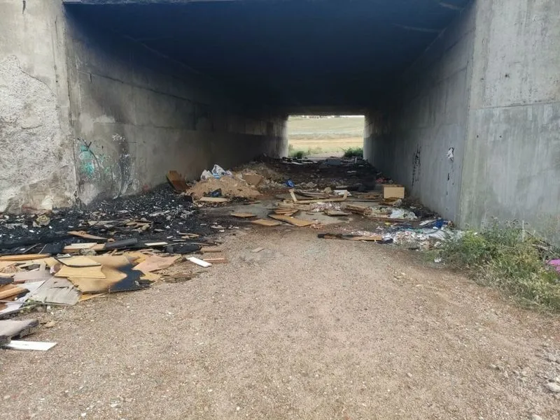 Enseres, basura, residuos y escombros junto a la A-66 