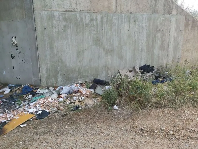 Enseres, basura, residuos y escombros junto a la A-66 