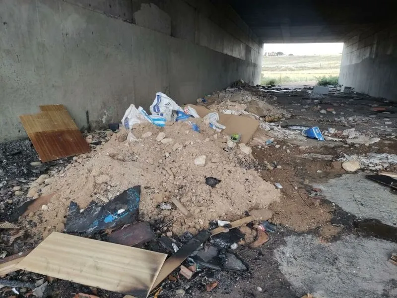 Enseres, basura, residuos y escombros junto a la A-66 