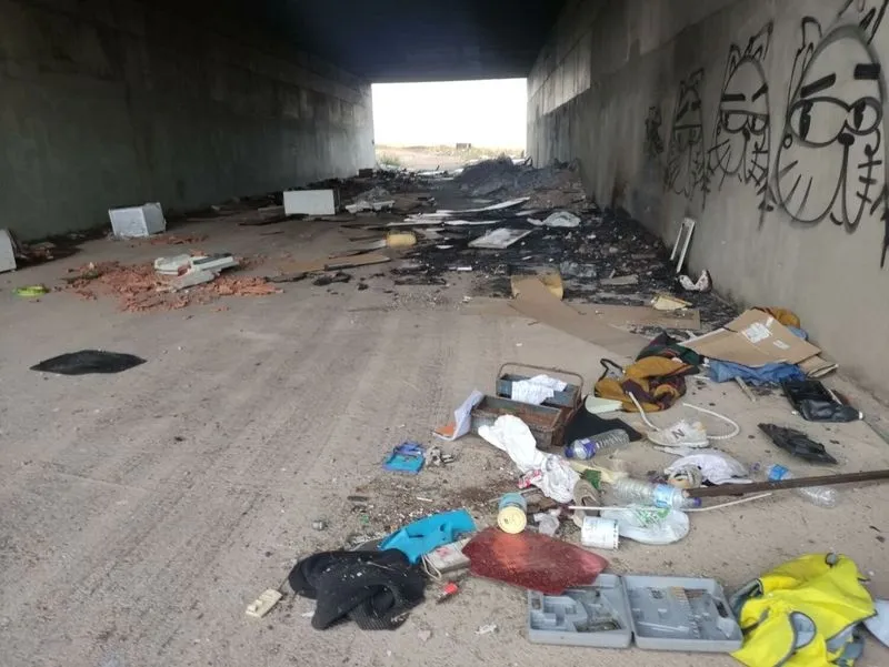 Enseres, basura, residuos y escombros junto a la A-66 