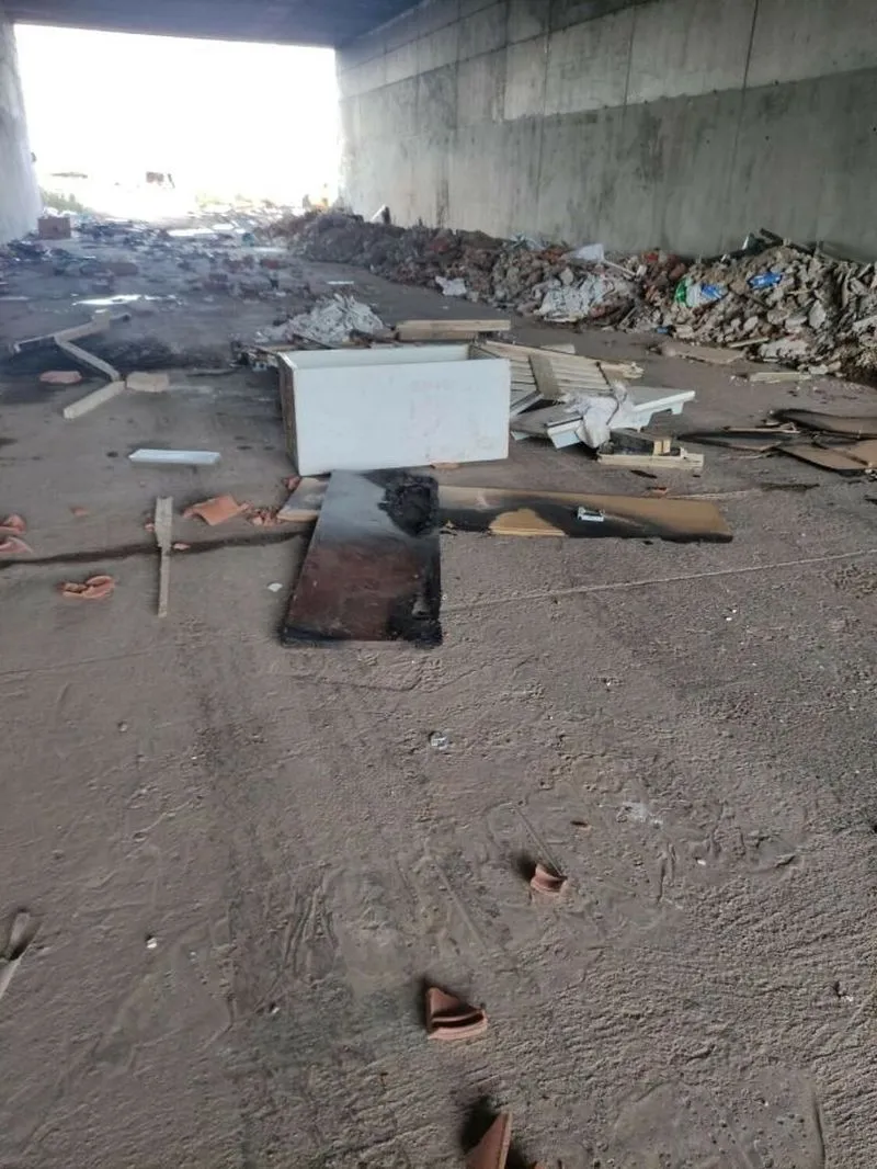 Enseres, basura, residuos y escombros junto a la A-66 