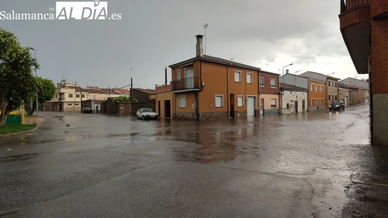 Em la plaza de S. M. El Viti al agua brincaba de una calle a otra por encima del parque  / CORRAL 