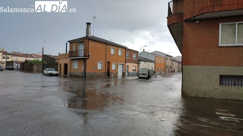 Em la plaza de S. M. El Viti al agua brincaba de una calle a otra por encima del parque  / CORRAL 