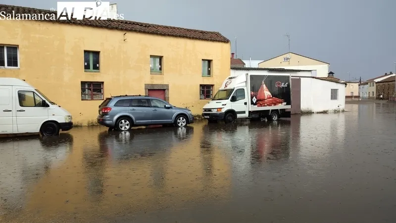 Em la plaza de S. M. El Viti al agua brincaba de una calle a otra por encima del parque  / CORRAL 