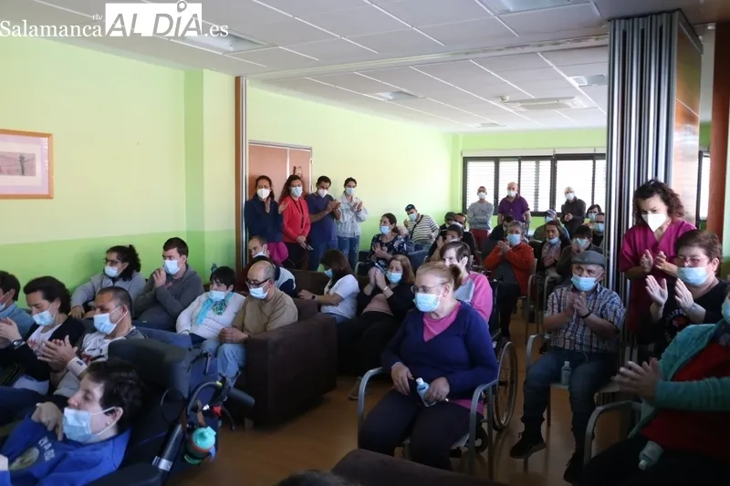 Charla del Centro de Salud a los usuarios de Asprodes en Vitigudino sobre la higiene de manos / CORRAL 
