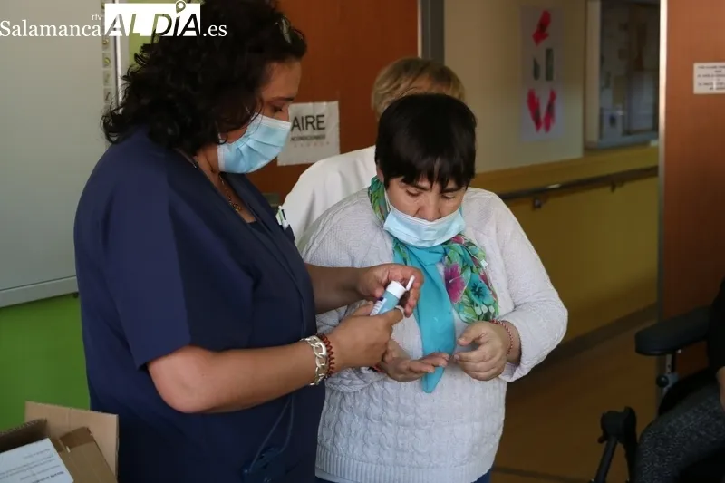 Charla del Centro de Salud a los usuarios de Asprodes en Vitigudino sobre la higiene de manos / CORRAL 