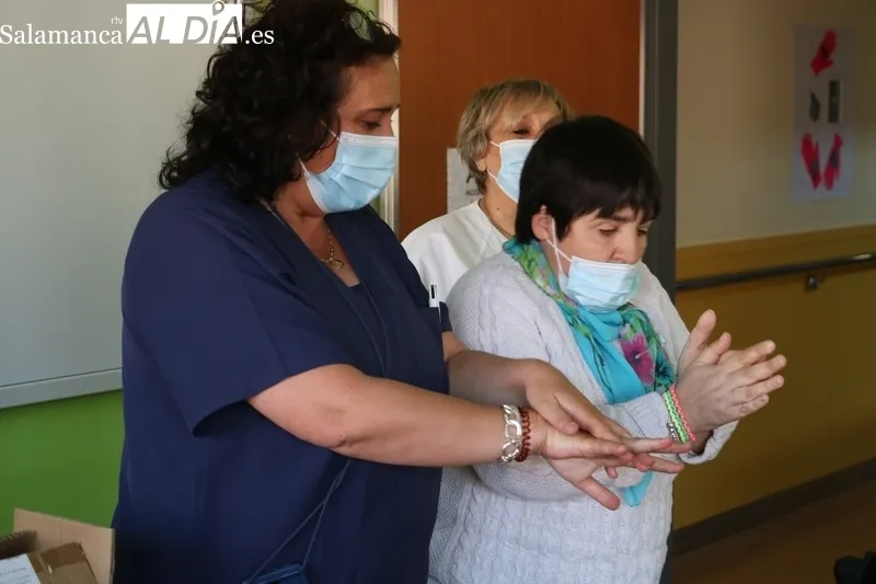 Charla del Centro de Salud a los usuarios de Asprodes en Vitigudino sobre la higiene de manos / CORRAL 