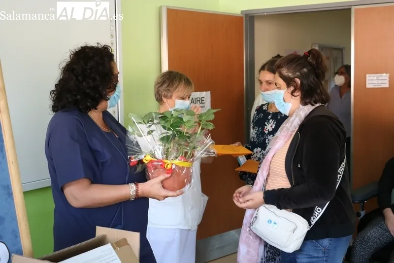 Charla del Centro de Salud a los usuarios de Asprodes en Vitigudino sobre la higiene de manos / CORRAL 