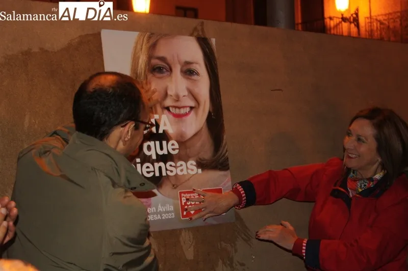 Foto 10 - Pe&ntilde;aranda comienza a vestirse de elecciones con la pegada de carteles