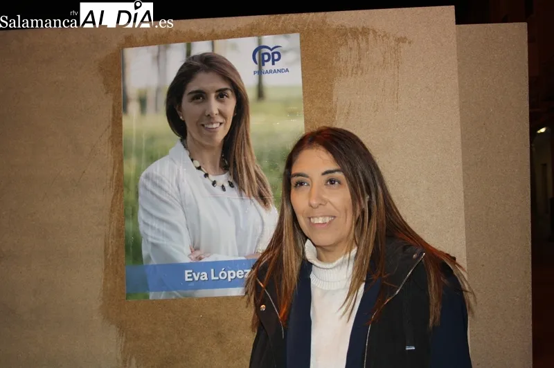 Foto 9 - Pe&ntilde;aranda comienza a vestirse de elecciones con la pegada de carteles
