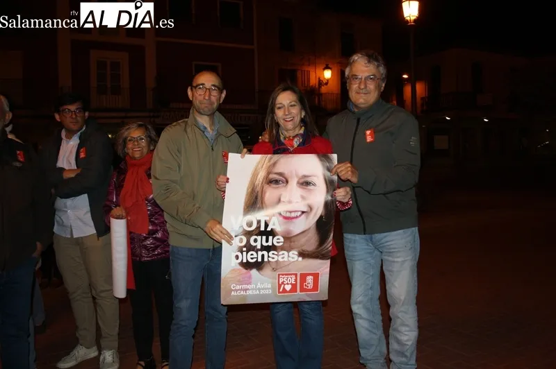 Foto 8 - Pe&ntilde;aranda comienza a vestirse de elecciones con la pegada de carteles