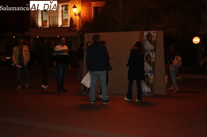 Foto 5 - Pe&ntilde;aranda comienza a vestirse de elecciones con la pegada de carteles