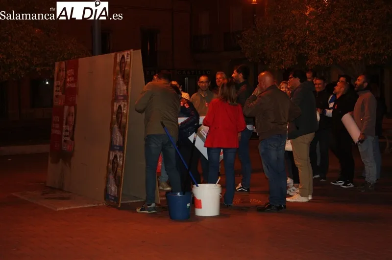 Foto 4 - Pe&ntilde;aranda comienza a vestirse de elecciones con la pegada de carteles