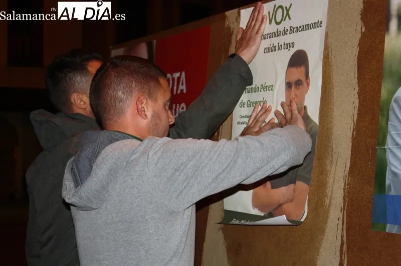 Foto 3 - Pe&ntilde;aranda comienza a vestirse de elecciones con la pegada de carteles
