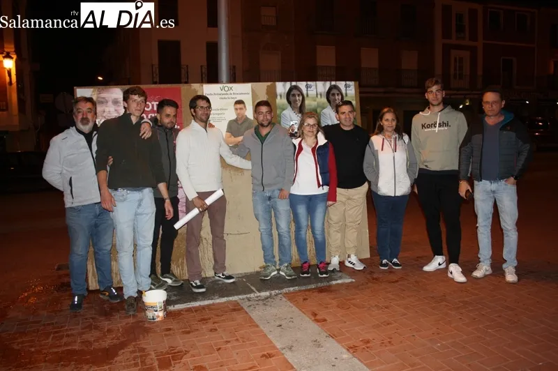 Foto 2 - Pe&ntilde;aranda comienza a vestirse de elecciones con la pegada de carteles