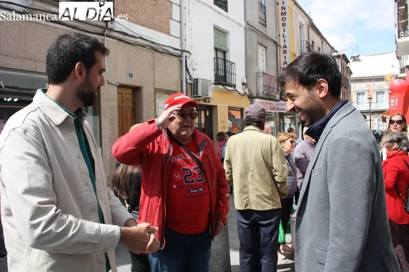 El PSOE realizaba un acto de encuentro en el tradicional mercado semanal de los jueves 