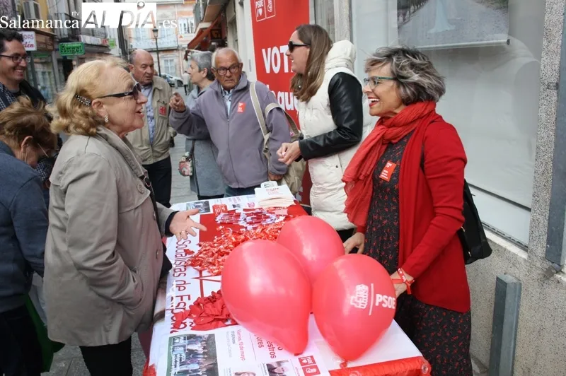 El PSOE realizaba un acto de encuentro en el tradicional mercado semanal de los jueves 