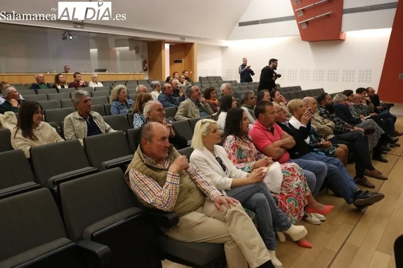 Acto del PSOE en Vitigudino con la participación  en vídeo del secretario de Estado de Telecomunicaciones, Matías González / CORRAL   