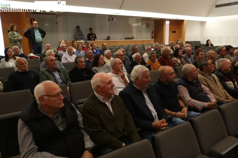 Acto del PP en Vitigudino con la presencia de la exministra Isabel García Tejerina / CORRAL 