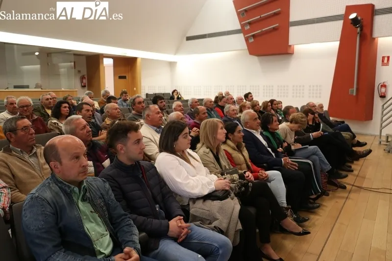 Acto del PP en Vitigudino con la presencia de la exministra Isabel García Tejerina / CORRAL 
