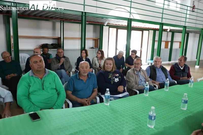 El vicepresidente de la Junta se reunía este viernes en vitigudino con ganaderos salmantinos para hablar sobre las medidas contra la tuberculosis bovina / CORRAL 