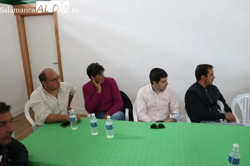 El vicepresidente de la Junta se reunía este viernes en vitigudino con ganaderos salmantinos para hablar sobre las medidas contra la tuberculosis bovina / CORRAL 