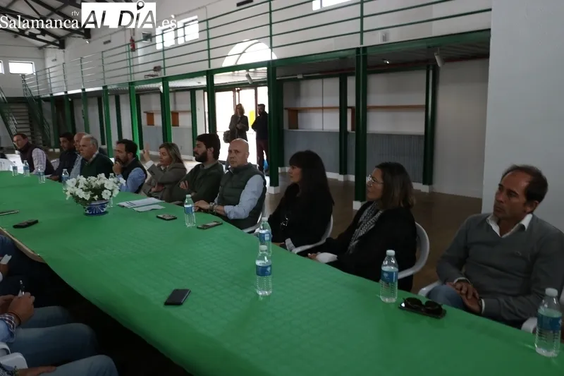 El vicepresidente de la Junta se reunía este viernes en vitigudino con ganaderos salmantinos para hablar sobre las medidas contra la tuberculosis bovina / CORRAL 