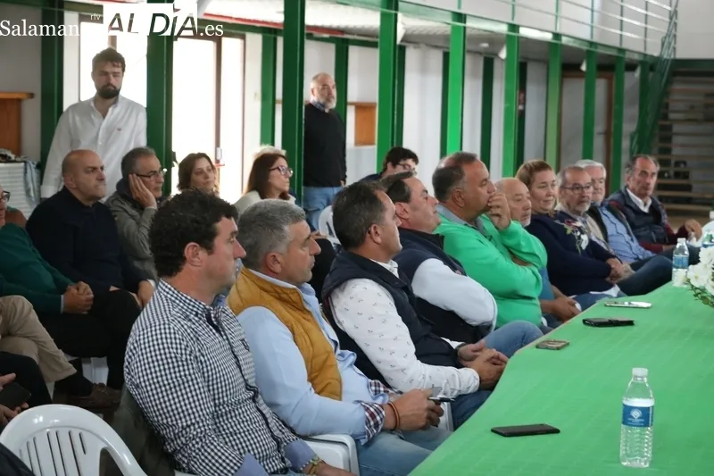 El vicepresidente de la Junta se reunía este viernes en vitigudino con ganaderos salmantinos para hablar sobre las medidas contra la tuberculosis bovina / CORRAL 