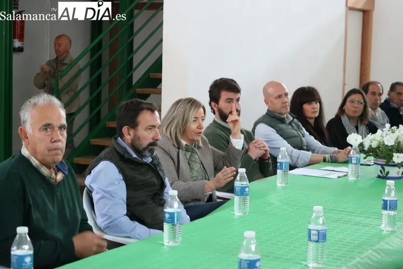 El vicepresidente de la Junta se reunía este viernes en vitigudino con ganaderos salmantinos para hablar sobre las medidas contra la tuberculosis bovina / CORRAL 
