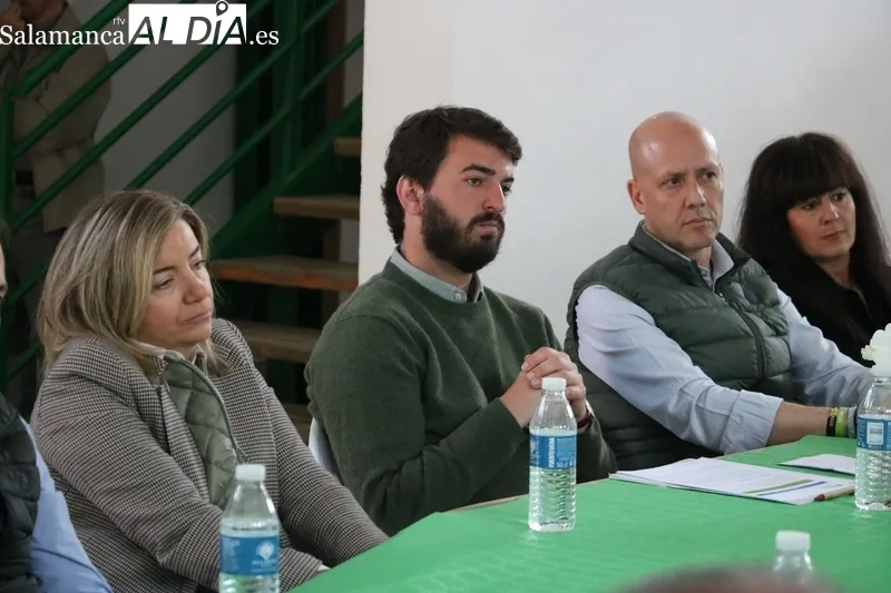 El vicepresidente de la Junta se reunía este viernes en vitigudino con ganaderos salmantinos para hablar sobre las medidas contra la tuberculosis bovina / CORRAL 