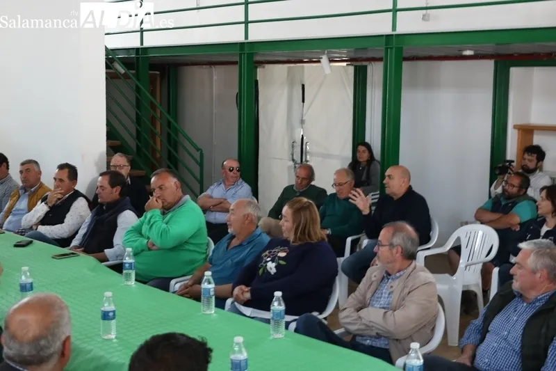El vicepresidente de la Junta se reunía este viernes en vitigudino con ganaderos salmantinos para hablar sobre las medidas contra la tuberculosis bovina / CORRAL 