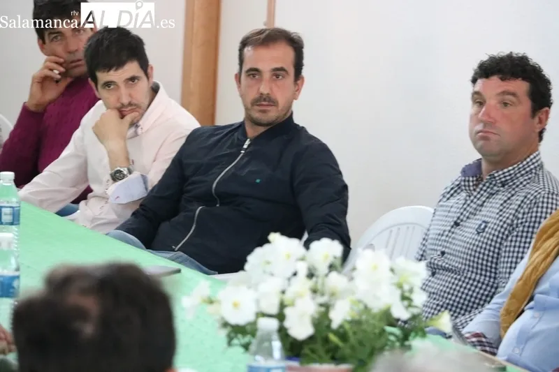 El vicepresidente de la Junta se reunía este viernes en vitigudino con ganaderos salmantinos para hablar sobre las medidas contra la tuberculosis bovina / CORRAL 